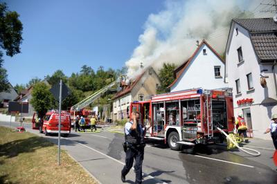 1 Toter bei Dachstuhlbrand in Mehrfamilienhaus in Nuertingen-Oberensingen